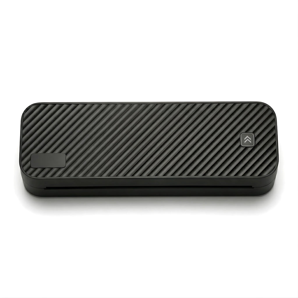 Imprimante thermique portable au format A4 de couleur noire avec un design texturé à rayures obliques, vue de dessus sur fond blanc.