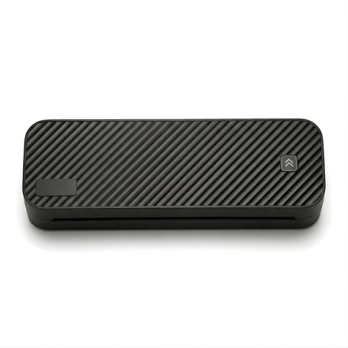 Imprimante thermique portable au format A4 de couleur noire avec un design texturé à rayures obliques, vue de dessus sur fond blanc.