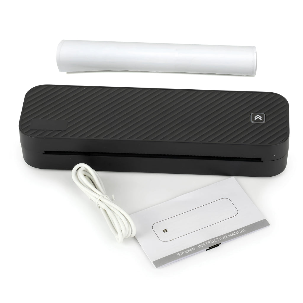 Imprimante thermique portable A4 noire sur fond blanc, présentée avec ses accessoires fournis : un rouleau de papier thermique, un câble USB blanc et un manuel d'utilisation.