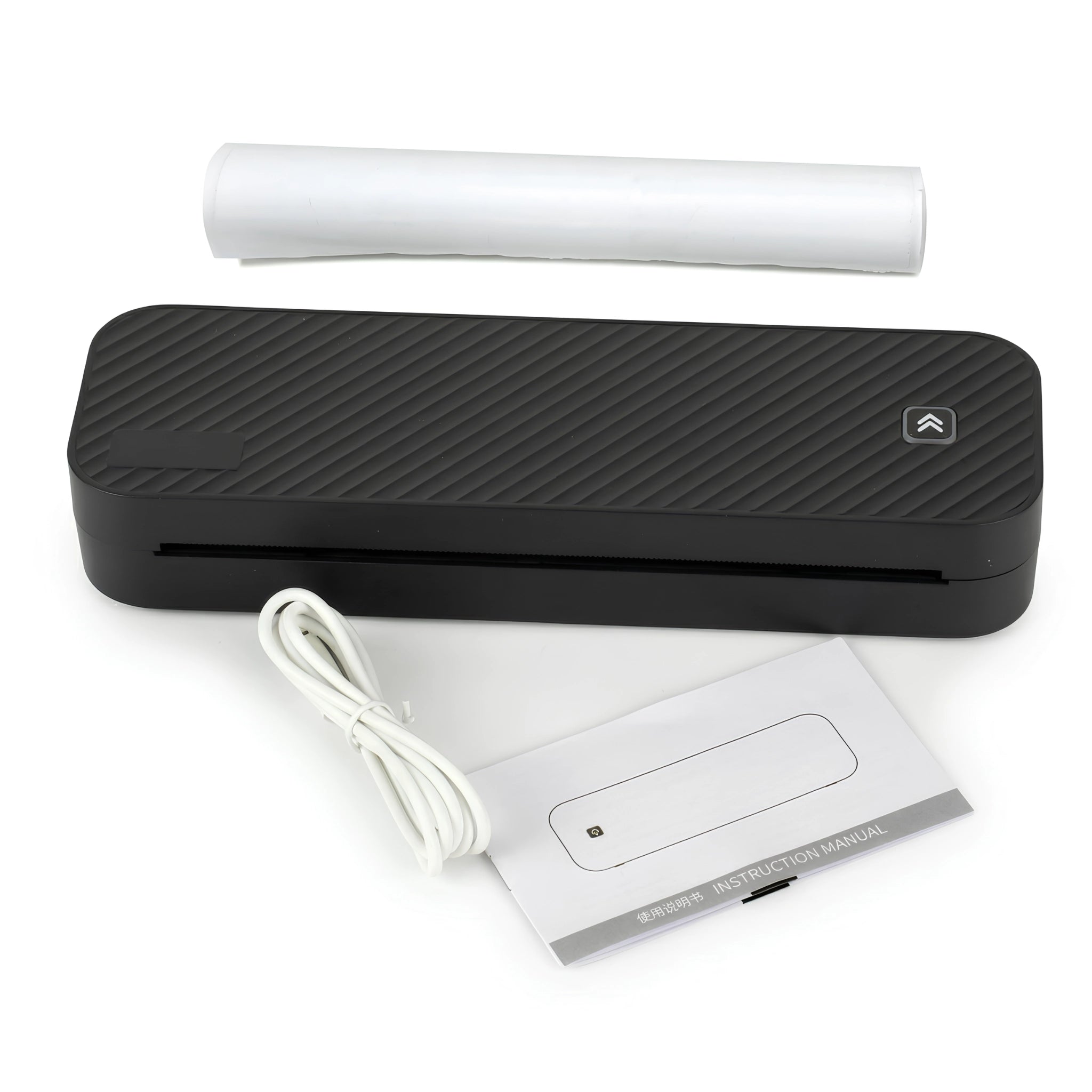 Imprimante thermique portable A4 noire sur fond blanc, présentée avec ses accessoires fournis : un rouleau de papier thermique, un câble USB blanc et un manuel d'utilisation.