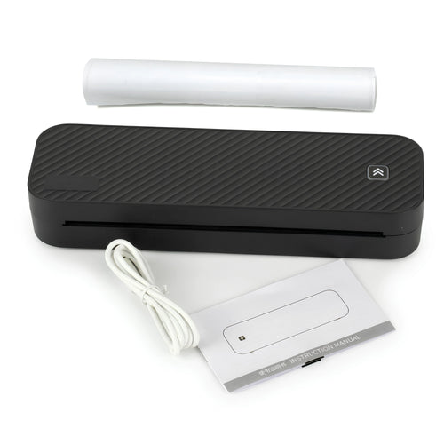 Imprimante thermique portable A4 noire sur fond blanc, présentée avec ses accessoires fournis : un rouleau de papier thermique, un câble USB blanc et un manuel d'utilisation.