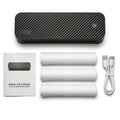 Vue d'ensemble d'une imprimante thermique portable A4 noire sur fond blanc, disposée au-dessus de ses accessoires : un manuel d'utilisation en français, trois rouleaux de papier thermique et un câble USB blanc.