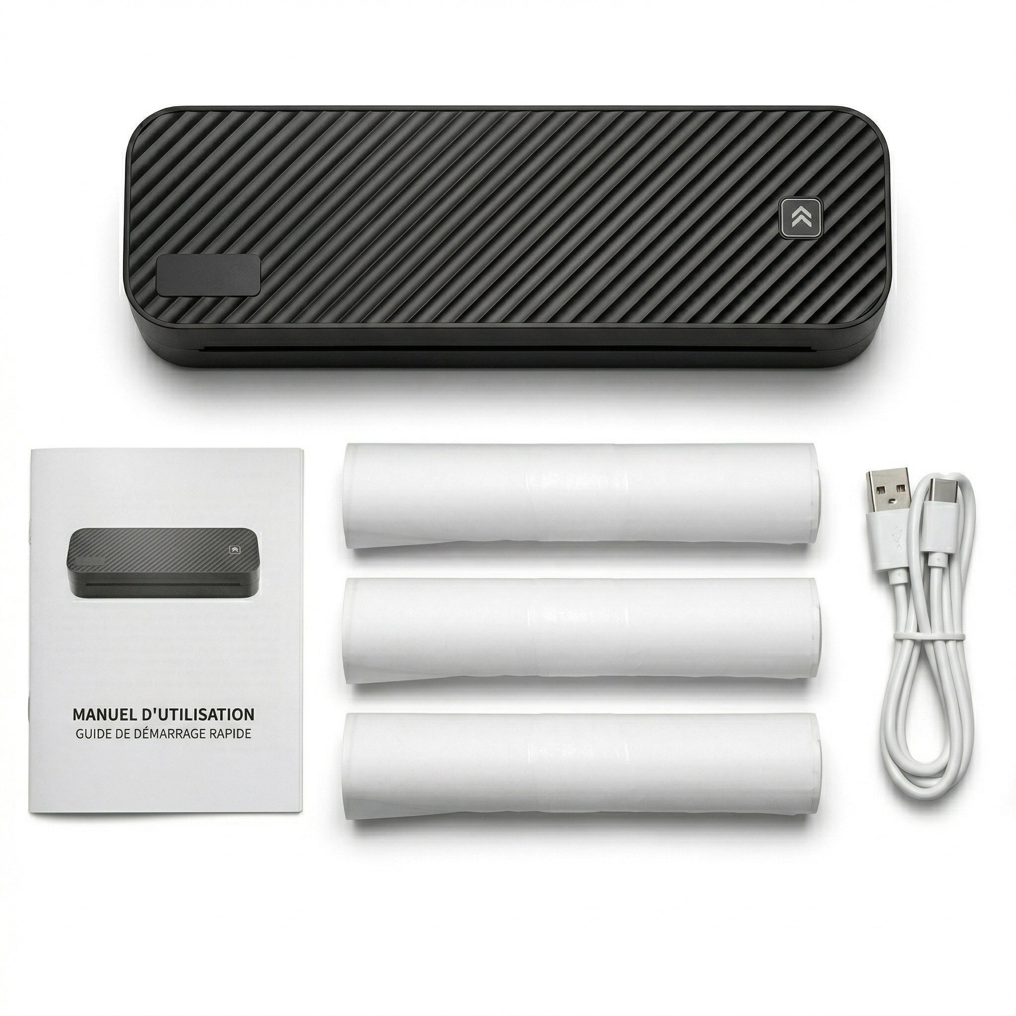 Vue d'ensemble d'une imprimante thermique portable A4 noire sur fond blanc, disposée au-dessus de ses accessoires : un manuel d'utilisation en français, trois rouleaux de papier thermique et un câble USB blanc.